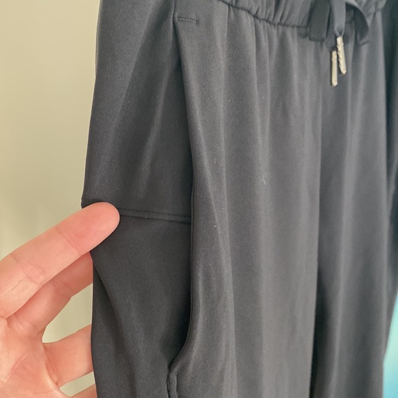 Lululemon black pant with pockets, light weight material size 6. - Picture 3 of 5